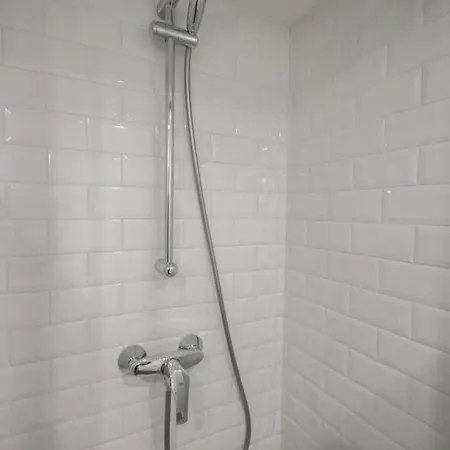 Bright, Fully-equipped In Apartment
